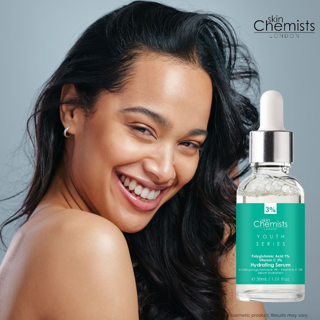 Frau lächelt, Serumflasche daneben. Aufschrift: skinChemists, Youth Series, Hydrating Serum. Flasche mit Pipette.