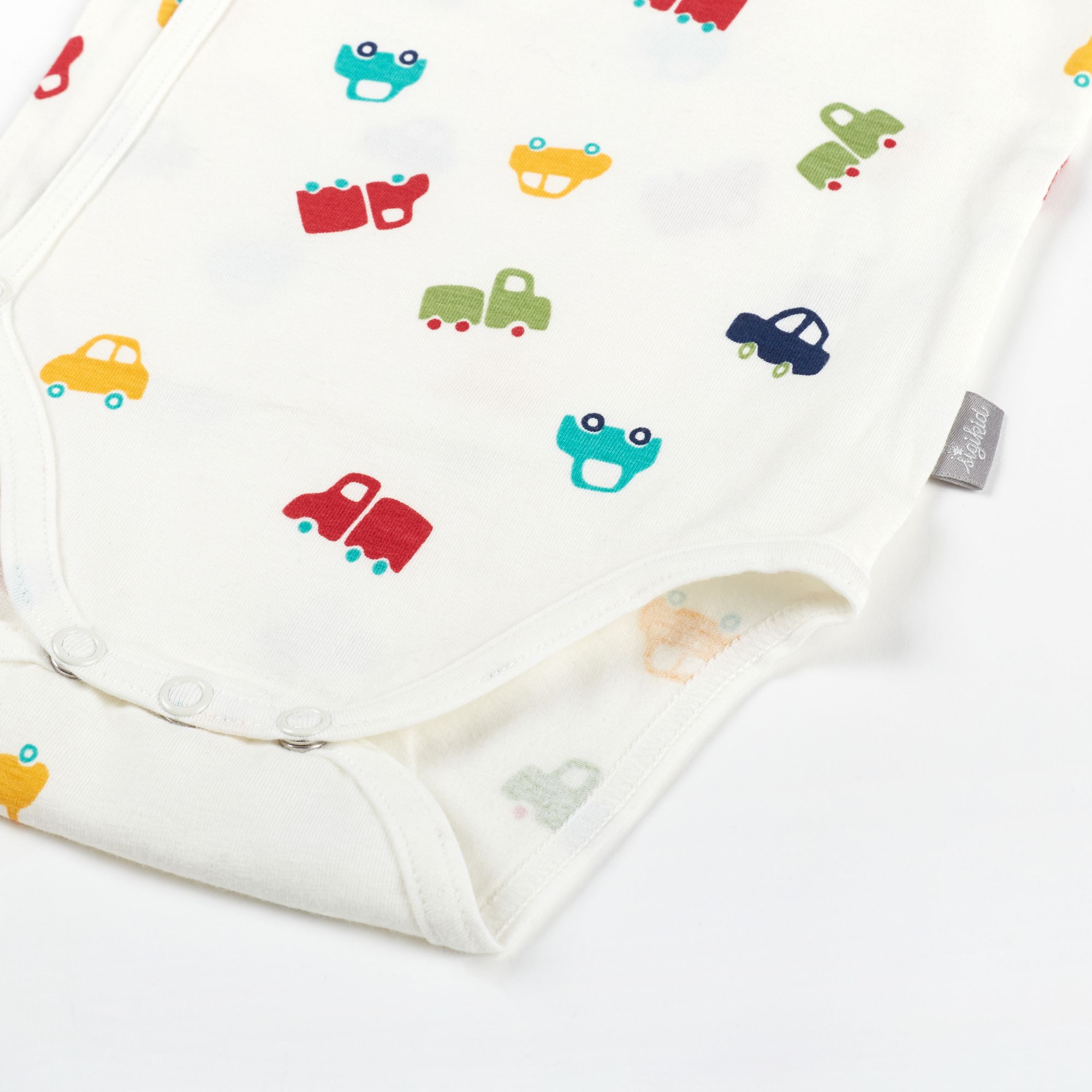 Nahaufnahme Babybody, weiß mit bunten Auto-Motiven. Druckknöpfe. Marke sigikid.