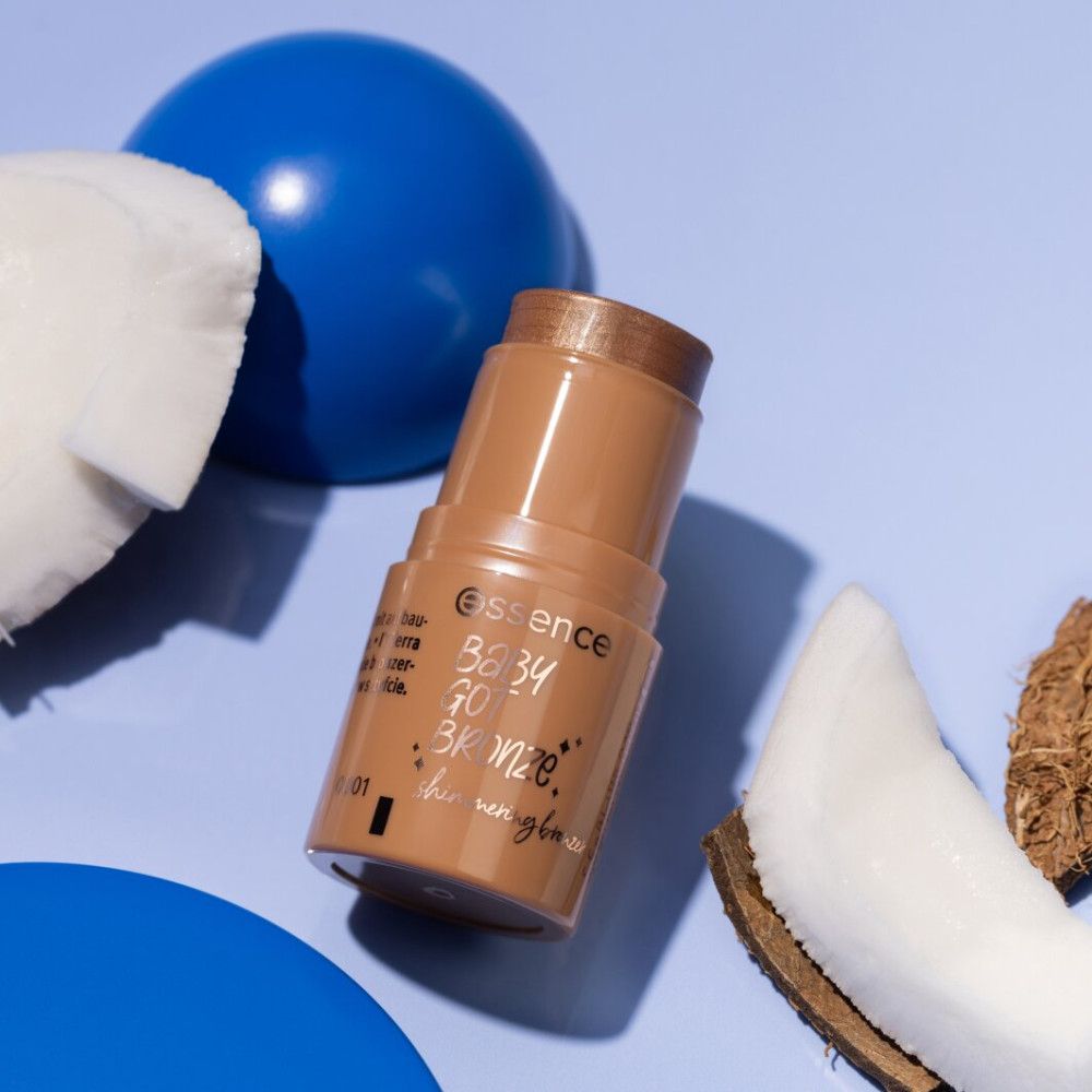 Bronzer-Stick mit Kokosnuss-Dekoration. Auf dem Stick steht "essence Baby Got Bronze shimmering bronzer".