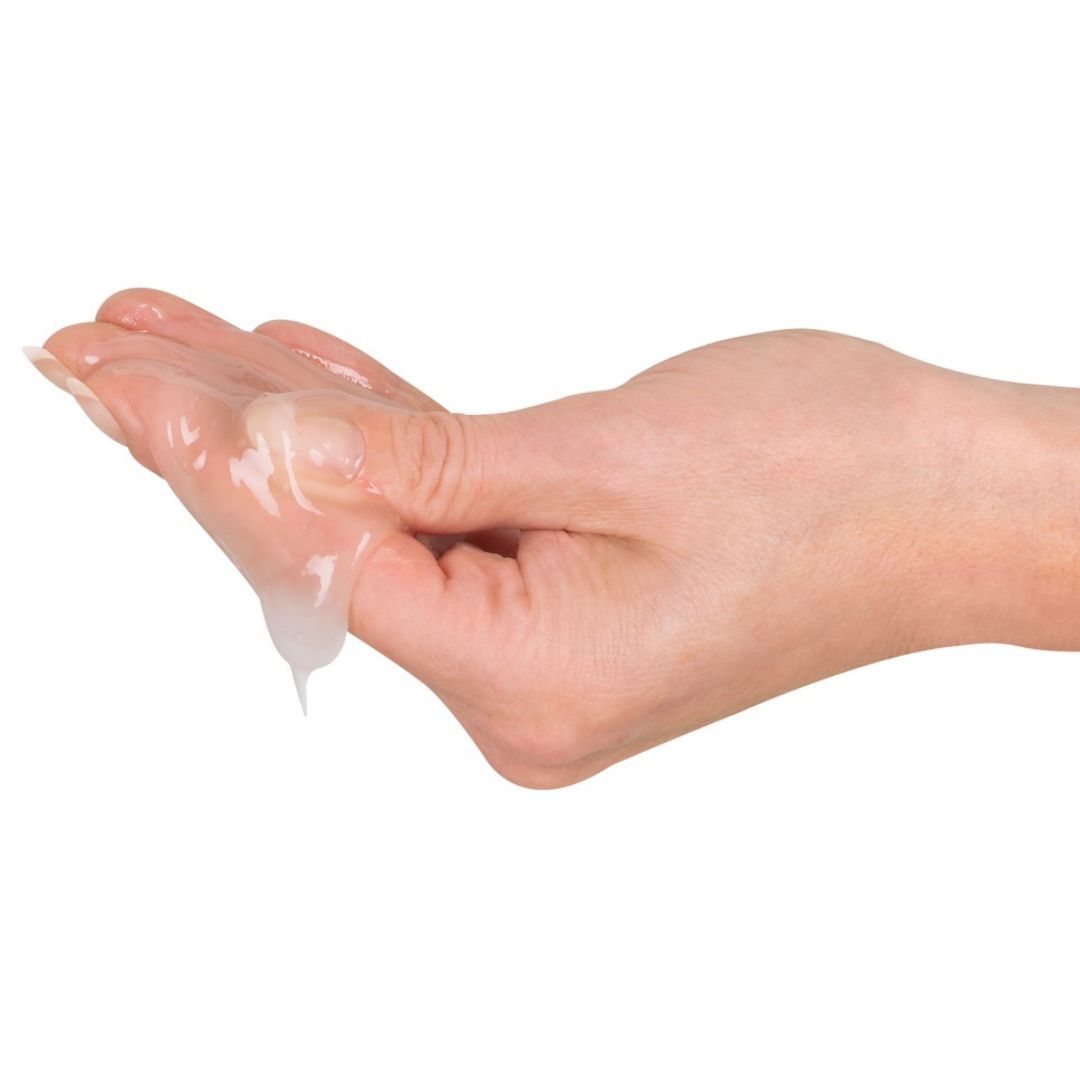 Hand mit Gel. Gel ist transparent und tropft. Hintergrund weiß.