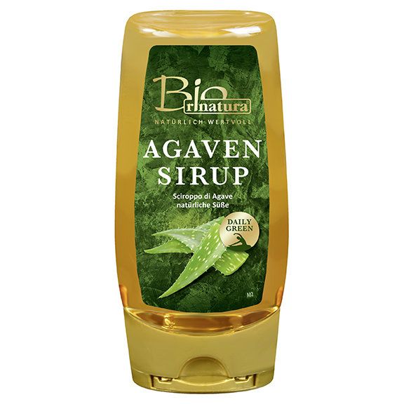 Flasche mit Agavensirup. Aufschrift: Agaven Sirup, Bio Rinatura. Grüner Hintergrund mit Aloe Vera.