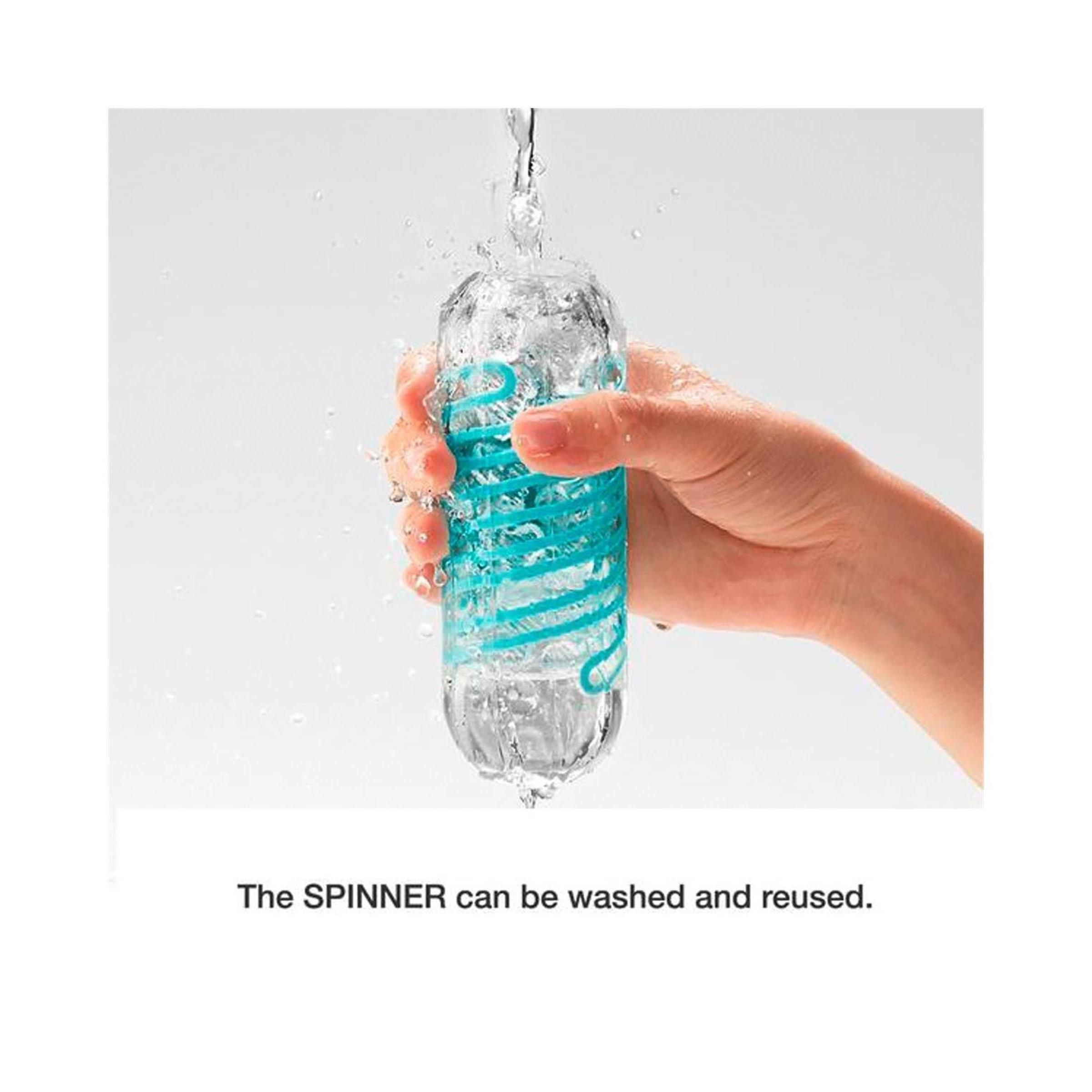 Produkt in Hand, wird mit Wasser gespült. Blaue Streifen im Inneren sichtbar.