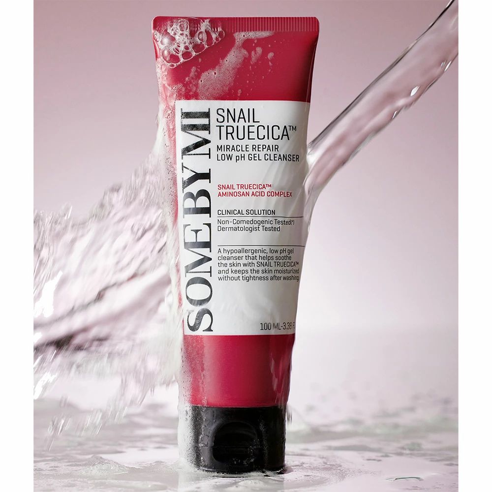 Rote Tube mit schwarzem Deckel, Wasserstrahl. Aufschrift: Snail TrueCICA, Miracle Repair Low pH Gel Cleanser. Weiße Schrift.