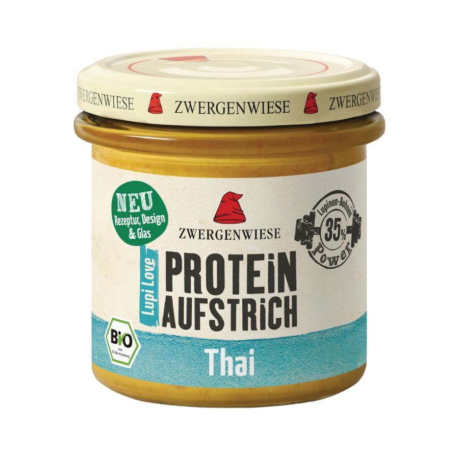 Glas mit Aufstrich. Aufschrift: Protein Aufstrich Thai. Label mit Bio-Siegel und Lupi Love. Deckel mit Zwergenwiese.