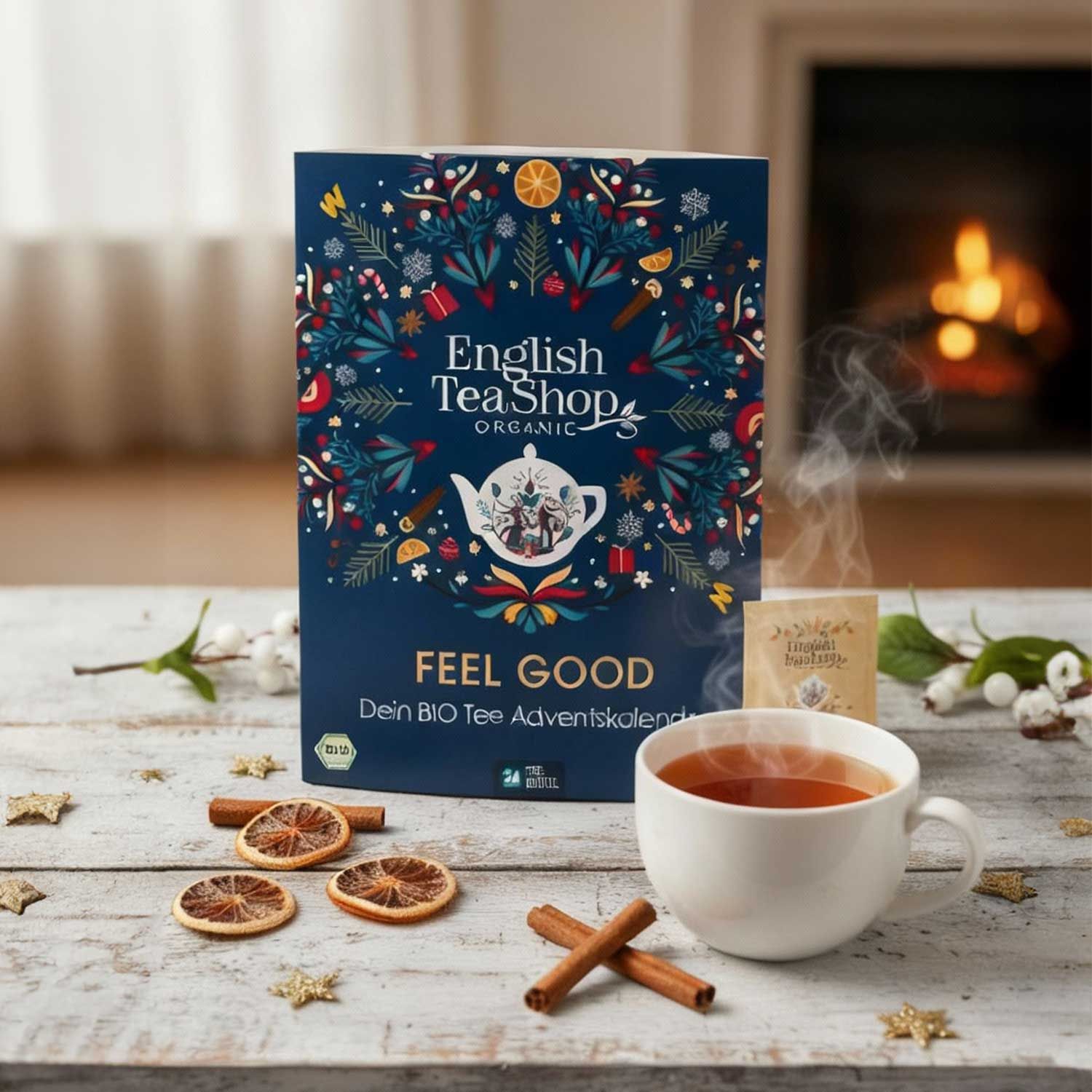 Adventskalender mit Tee, Tasse Tee, Zimtstangen und getrockneten Orangenscheiben. Aufschrift: English Tea Shop Organic, Feel Good.
