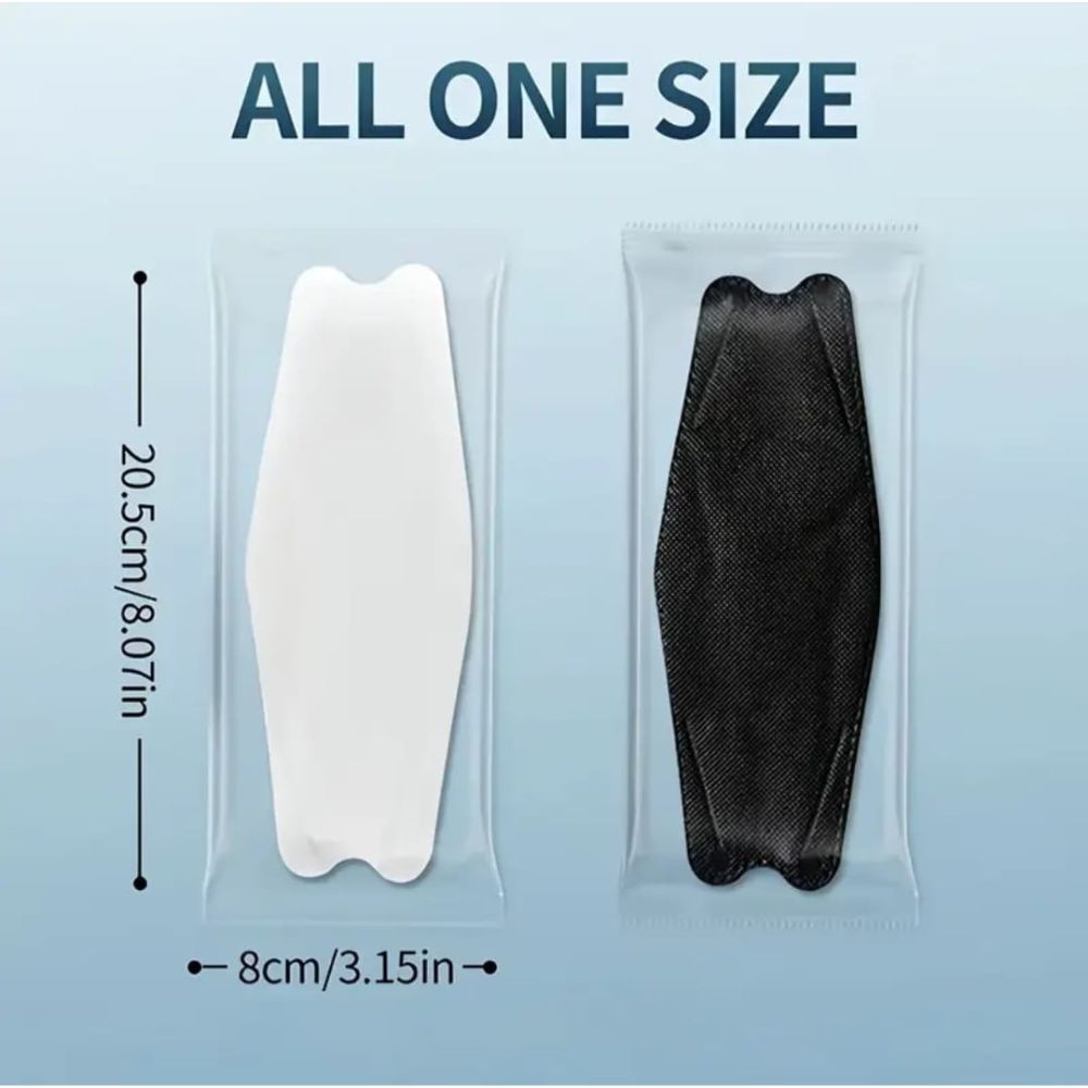 Zwei Gesichtsmasken in Plastikverpackung. Eine weiß, eine schwarz. Abmessungen: 20,5 x 8 cm.