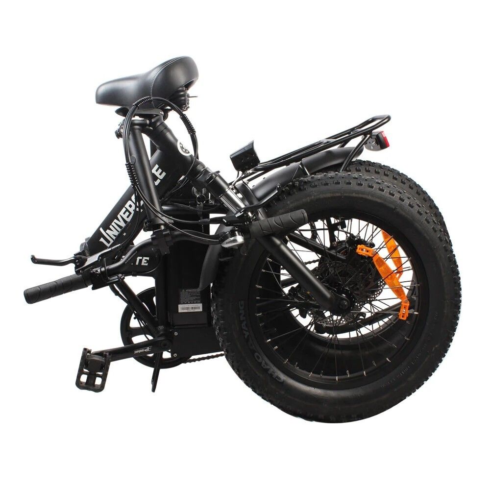 Gefaltetes schwarzes Elektrofahrrad mit breiten Reifen. Marke Univercycle. Gepäckträger, Sattel, Akku.