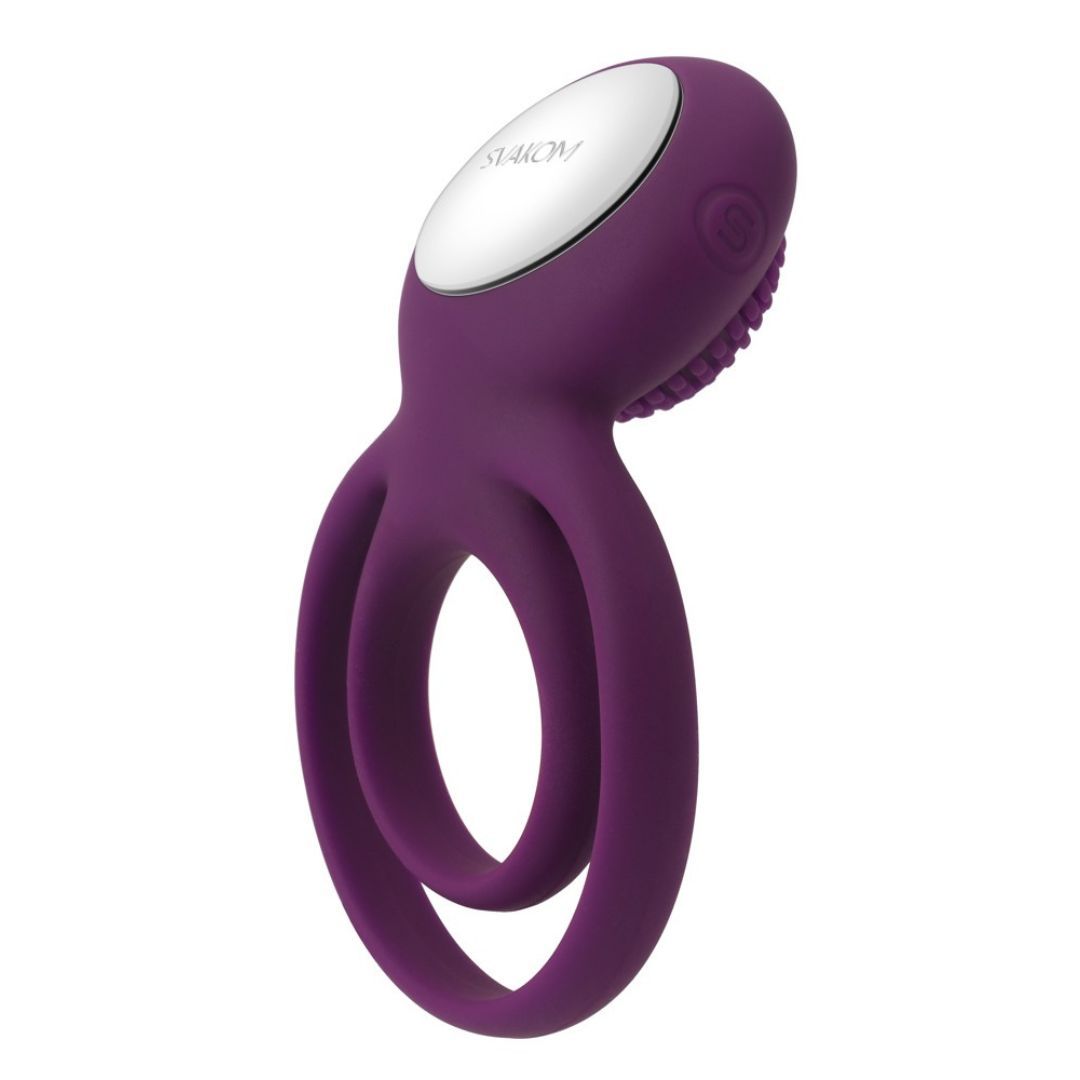 Lila Ringvibrator mit zwei Ringen und einem strukturierten Kopf. Silberfarbenes Detail mit SVAKOM-Logo.