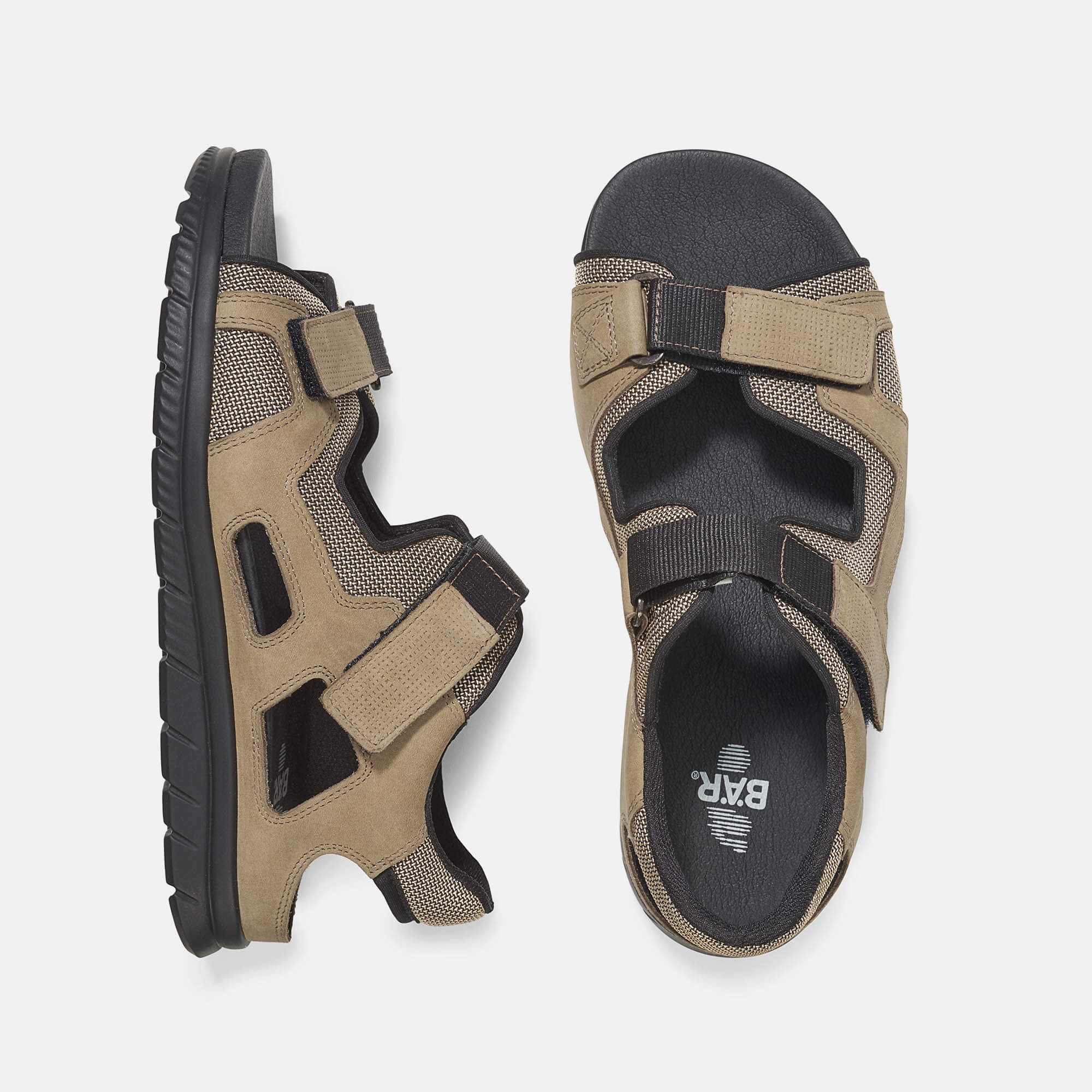 Zwei Sandalen, braun und schwarz. Klettverschlüsse, breite Passform. Mesh-Einsätze. Sohle mit BÄR-Logo.