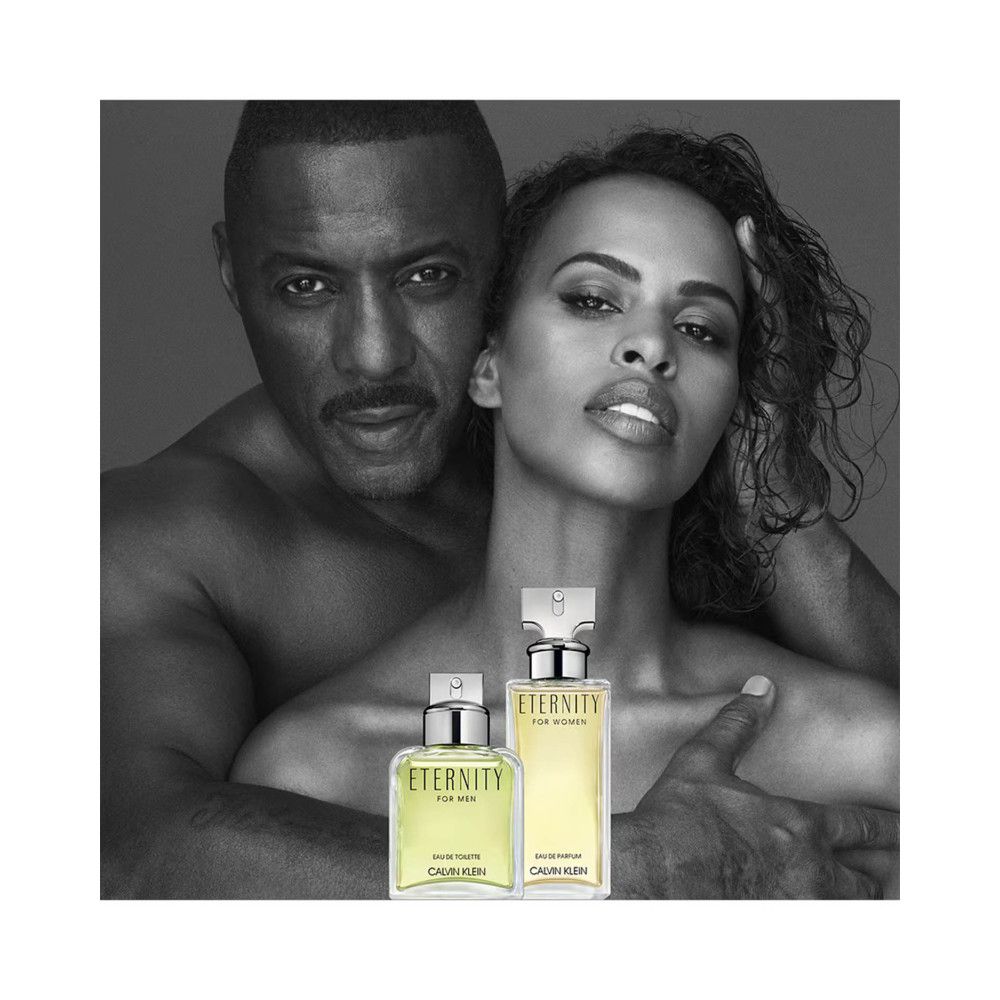 Schwarz-Weiß-Foto von Mann und Frau, die sich umarmen, mit zwei Flakons. Aufschrift: ETERNITY FOR MEN, Eau de Parfum. CALVIN KLEIN.