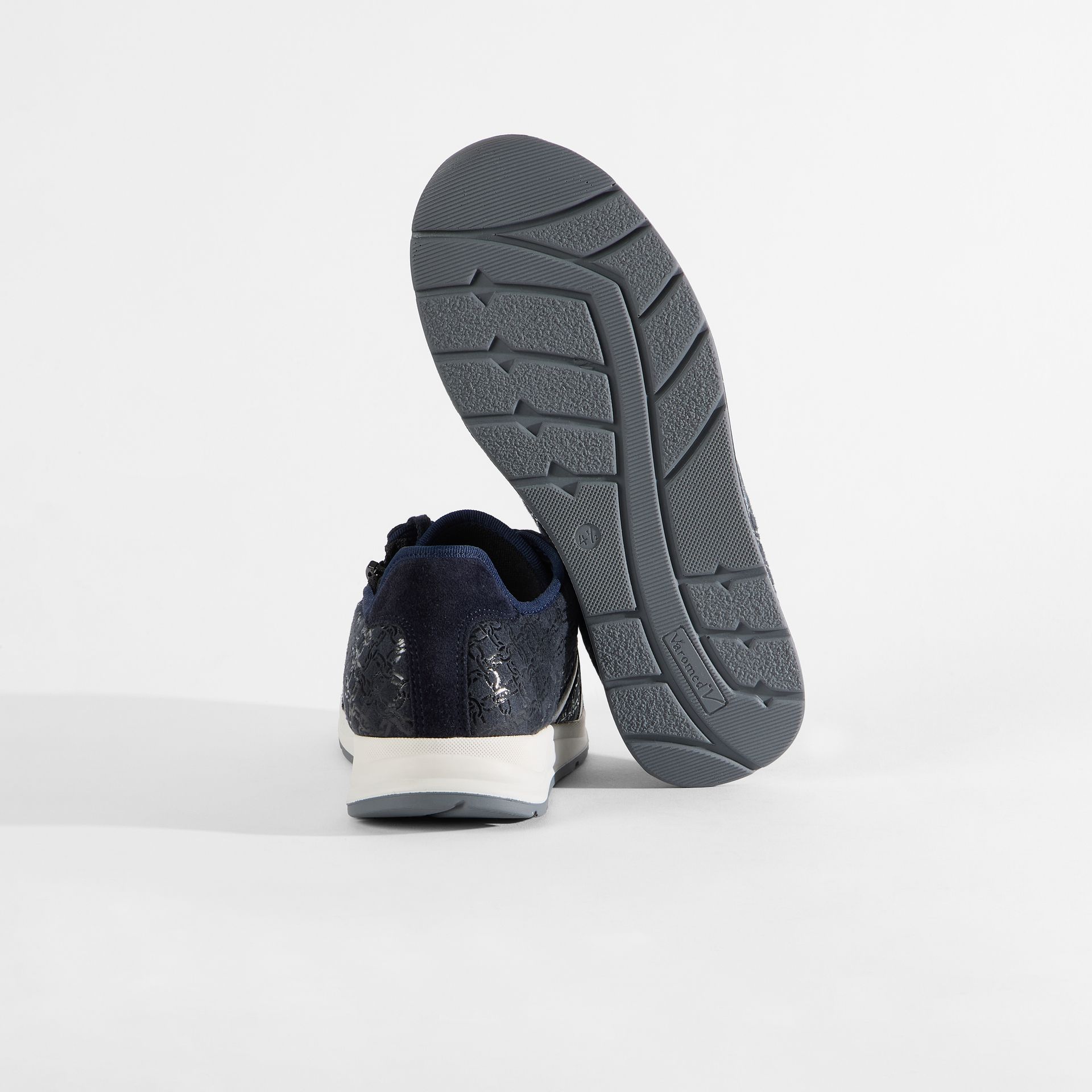Dunkelblaue Sneaker mit Schnürung, Reißverschluss und Muster.