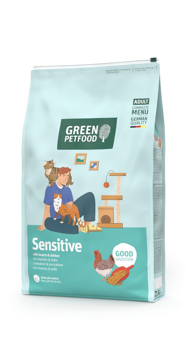 Green Petfood Sensitive Katzenfutter mit Insekten & Huhn, 7,5 kg Beutel. Abgebildet ist ein Mann mit Katzen. Gute Verdauung.