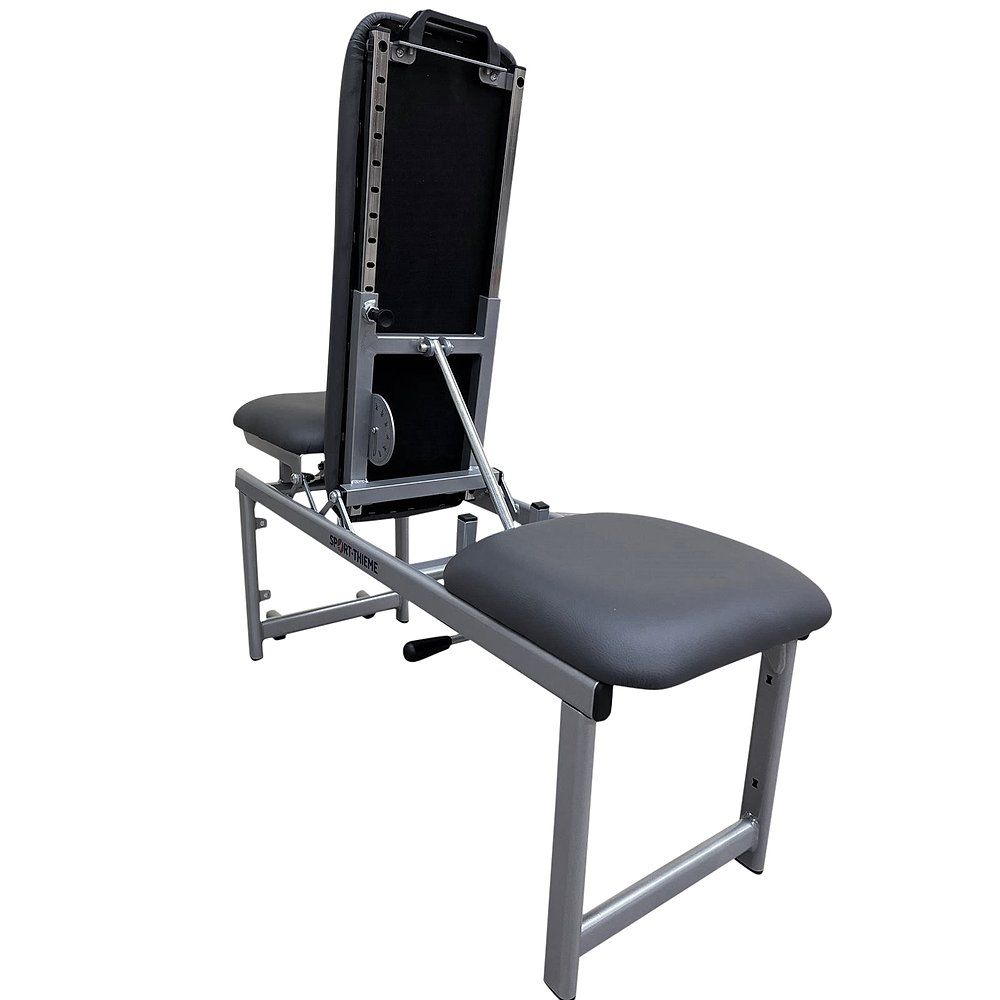 Trainingsbank mit schwarzer Polsterung und Metallrahmen. Rückenlehne und Sitzfläche sind verstellbar. Gesamtansicht.