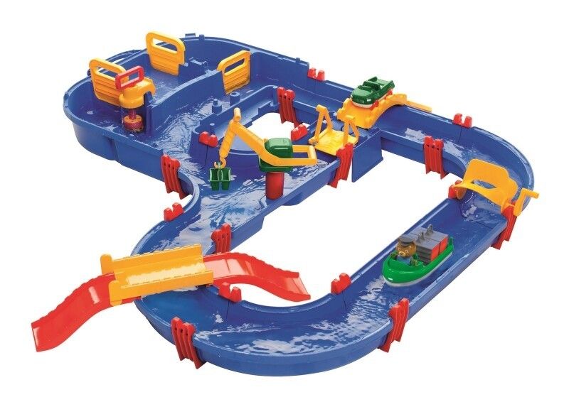 Blaues Wasserspielzeug mit Brücken, Rampen und Fahrzeugen. Enthält eine gelbe Brücke, eine rote Rampe und einen grünen Bagger.