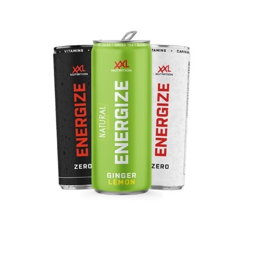 Drei Getränkedosen. Schwarz, grün und weiß. Aufschrift: XXL Nutrition, Energize, Zero, Ginger Lemon, Natural.