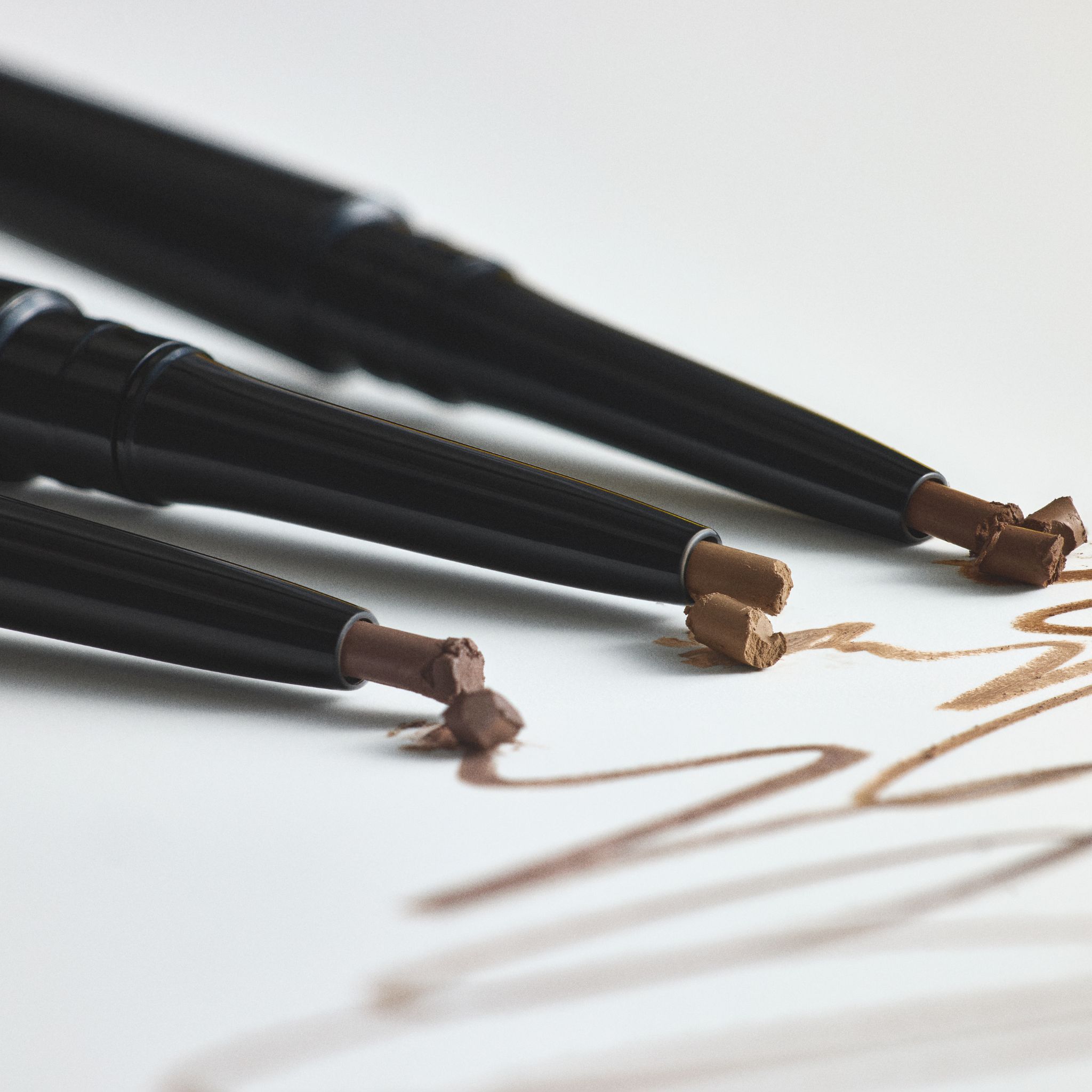 Drei RevitaLash Hi-Def Brow Pencils in Cool Brown, Soft Brown und Warm Brown.