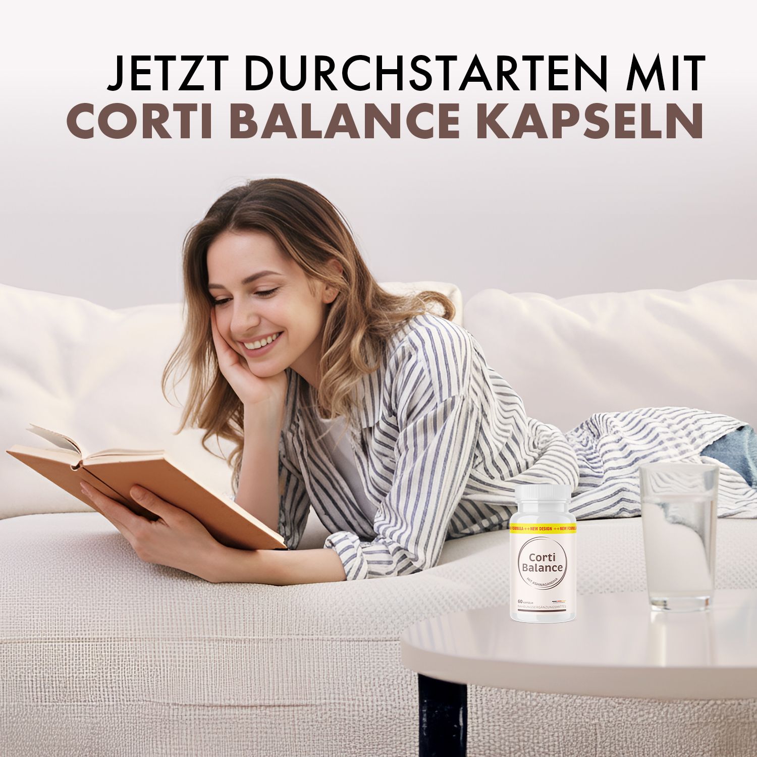 Frau liegt auf Sofa, liest Buch. Auf dem Tisch: Flasche "Corti Balance" und Glas Wasser. Text: "Jetzt durchstarten mit Corti Balance Kapseln".