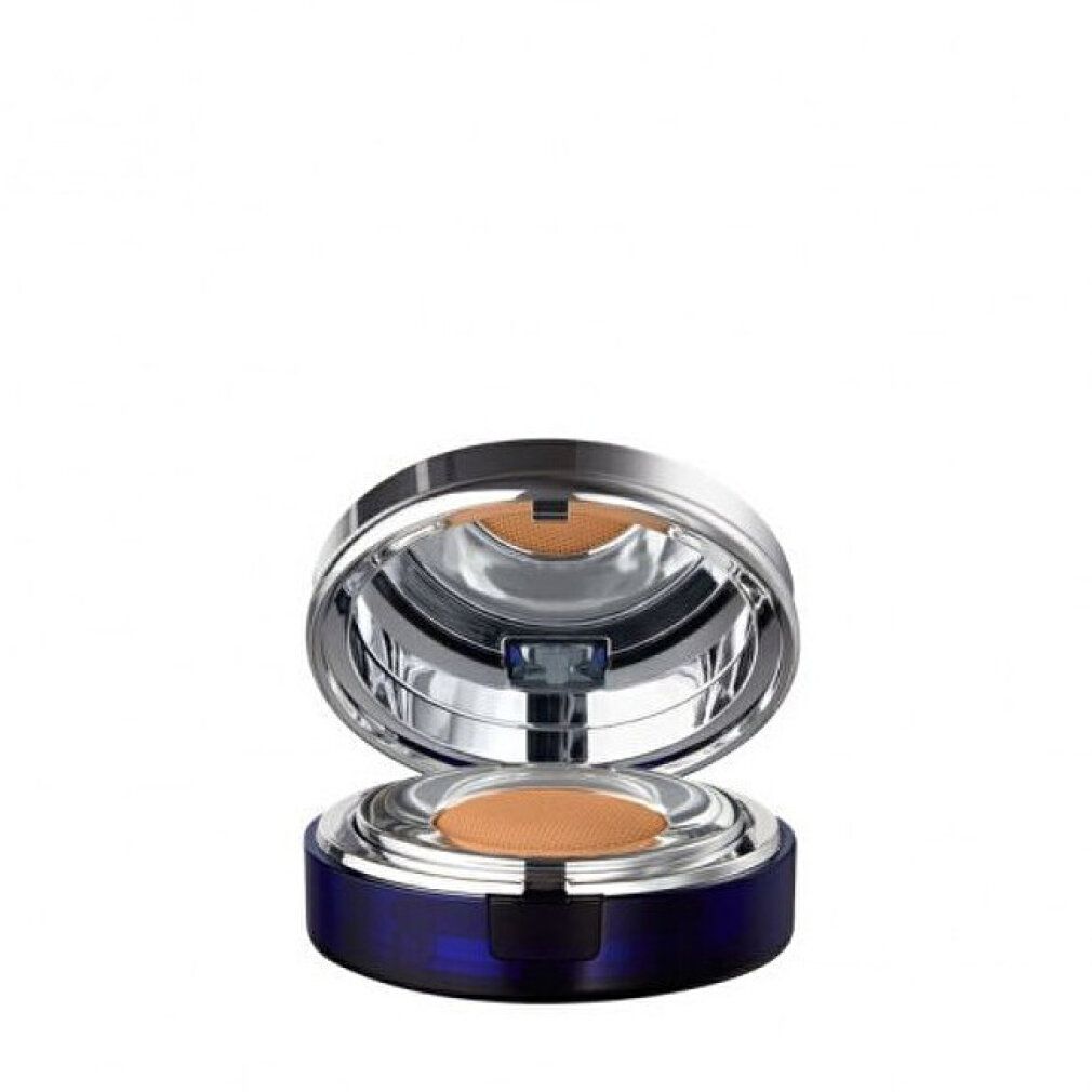 Kompakt-Make-up, geöffnet. Blauer Behälter mit silberfarbenem Deckel. Schwamm und Spiegel sichtbar. Beige Farbton.