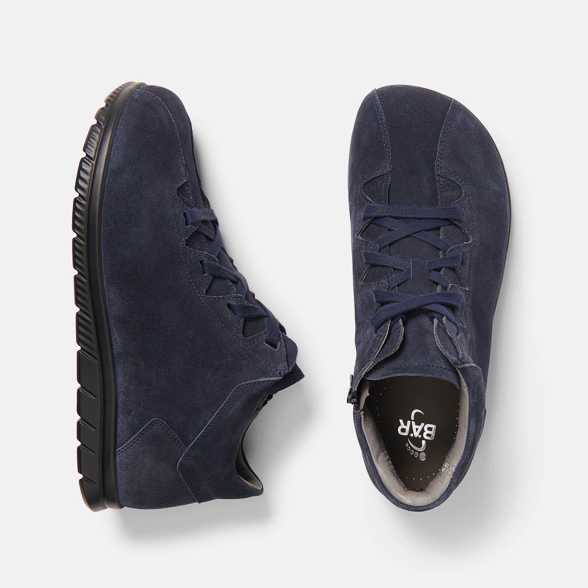 Draufsicht auf zwei blaue Stiefeletten. Schwarze Sohlen. Wildleder. Reißverschluss. BÄR-Logo.