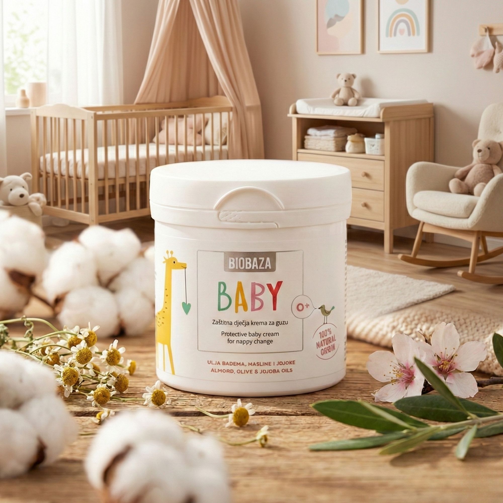 Weißer Tiegel mit Deckel. Aufschrift BIOBAZA BABY, Giraffe, 0+. Text: Protective baby cream for nappy change. 100% Natural Origin. Babyzimmer im Hintergrund.