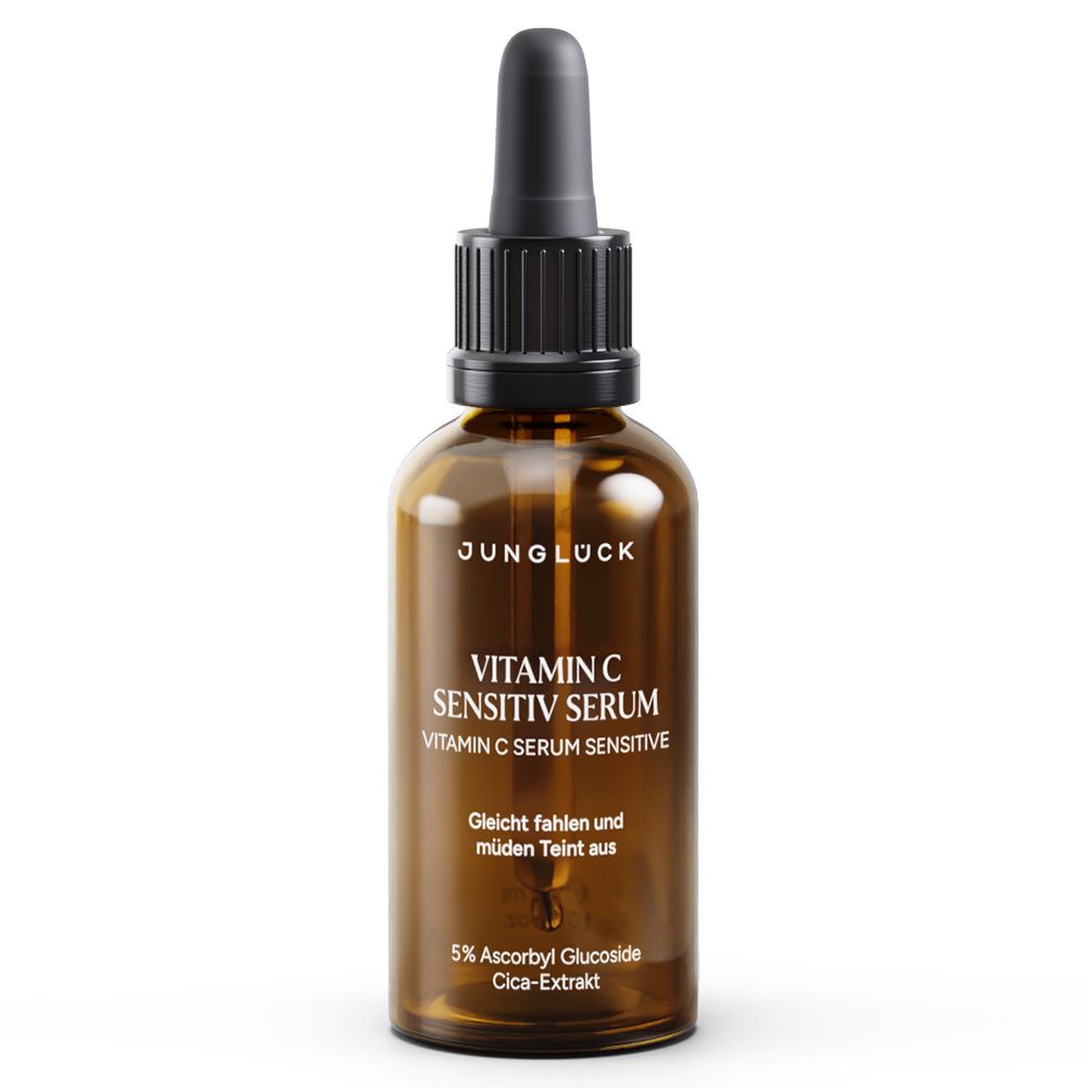 Braune Glasflasche mit Serum. Text: JUNGLÜCK Vitamin C Sensitiv Serum. 5% Ascorbyl Glucoside, Cica-Extrakt.