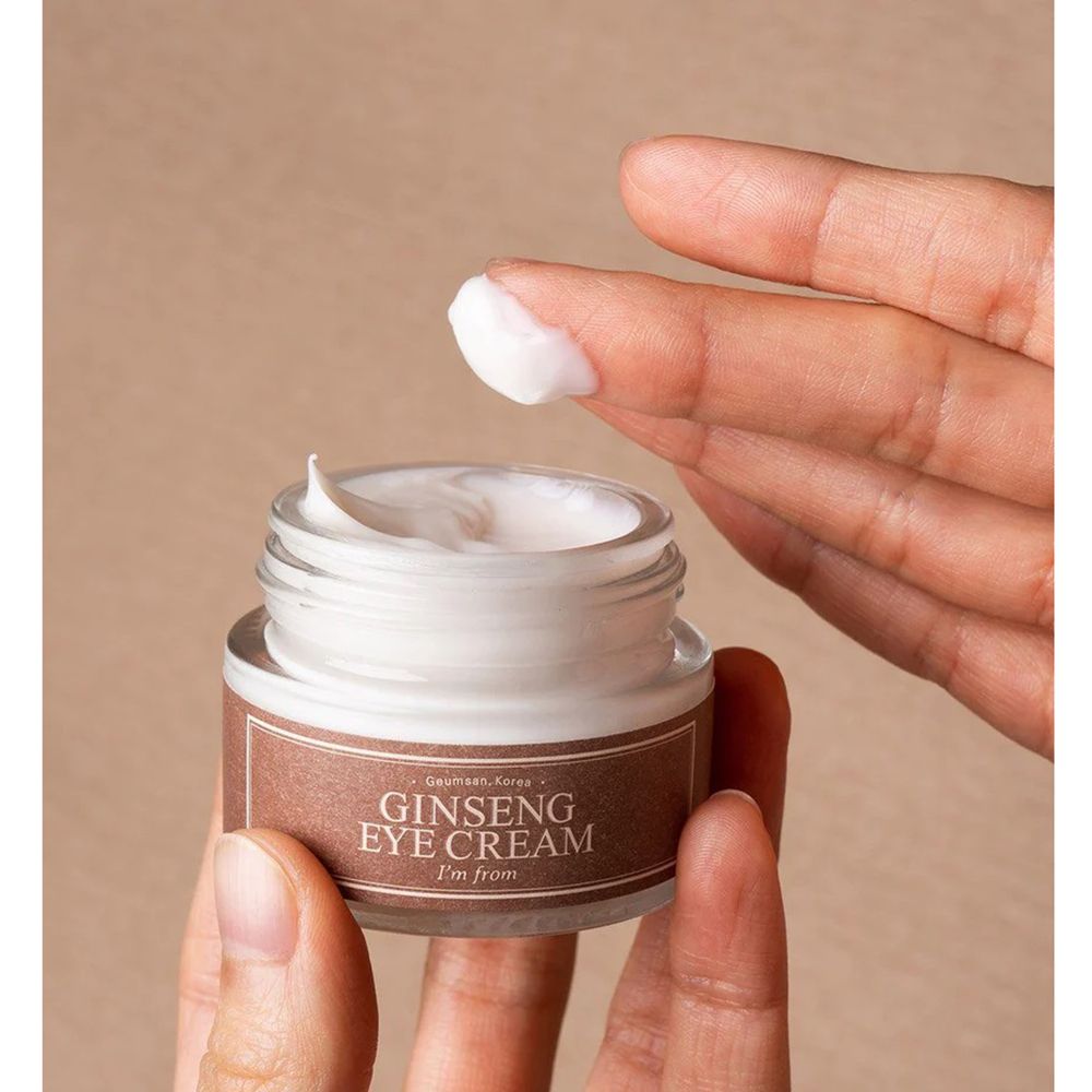 Glas mit Augencreme, Finger mit Creme. Text: Ginseng Eye Cream, I'm from.