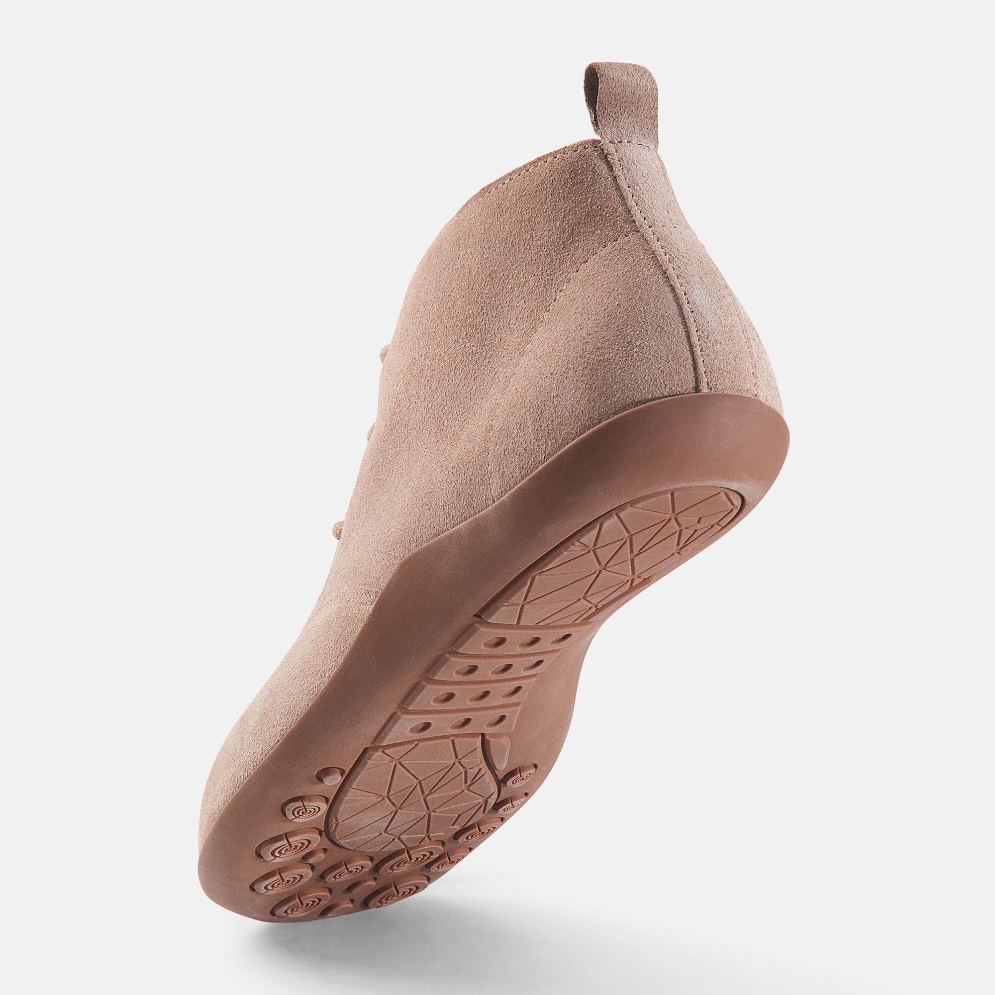 Hellbraune Stiefelette, Schnürung, flache Sohle. Sohlenprofil sichtbar. Zuglasche am Schaft.