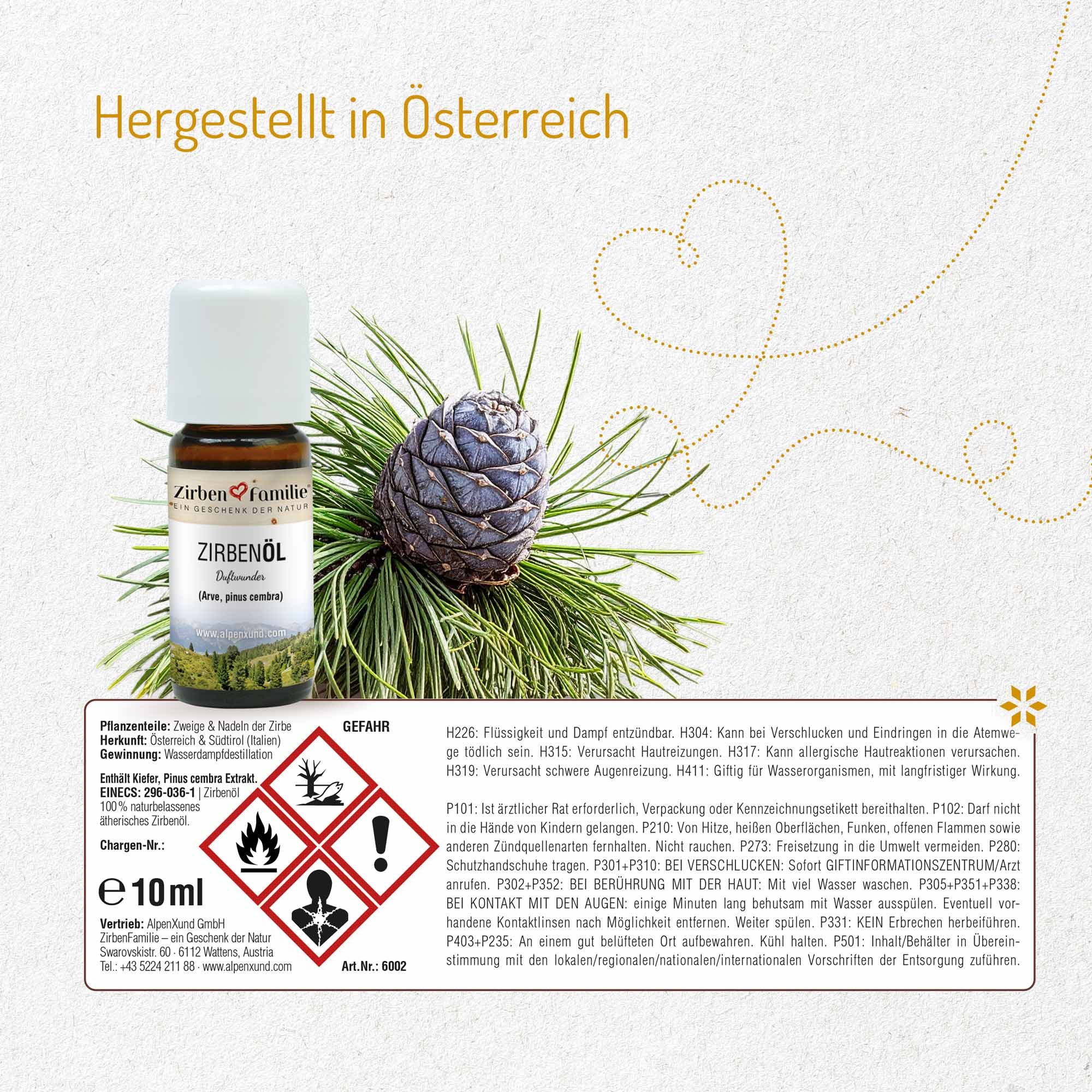 Eine Flasche Zirbenöl mit Etikett, daneben eine Kiefernzapfen-Illustration und Text. Gefahrensymbole sind sichtbar.