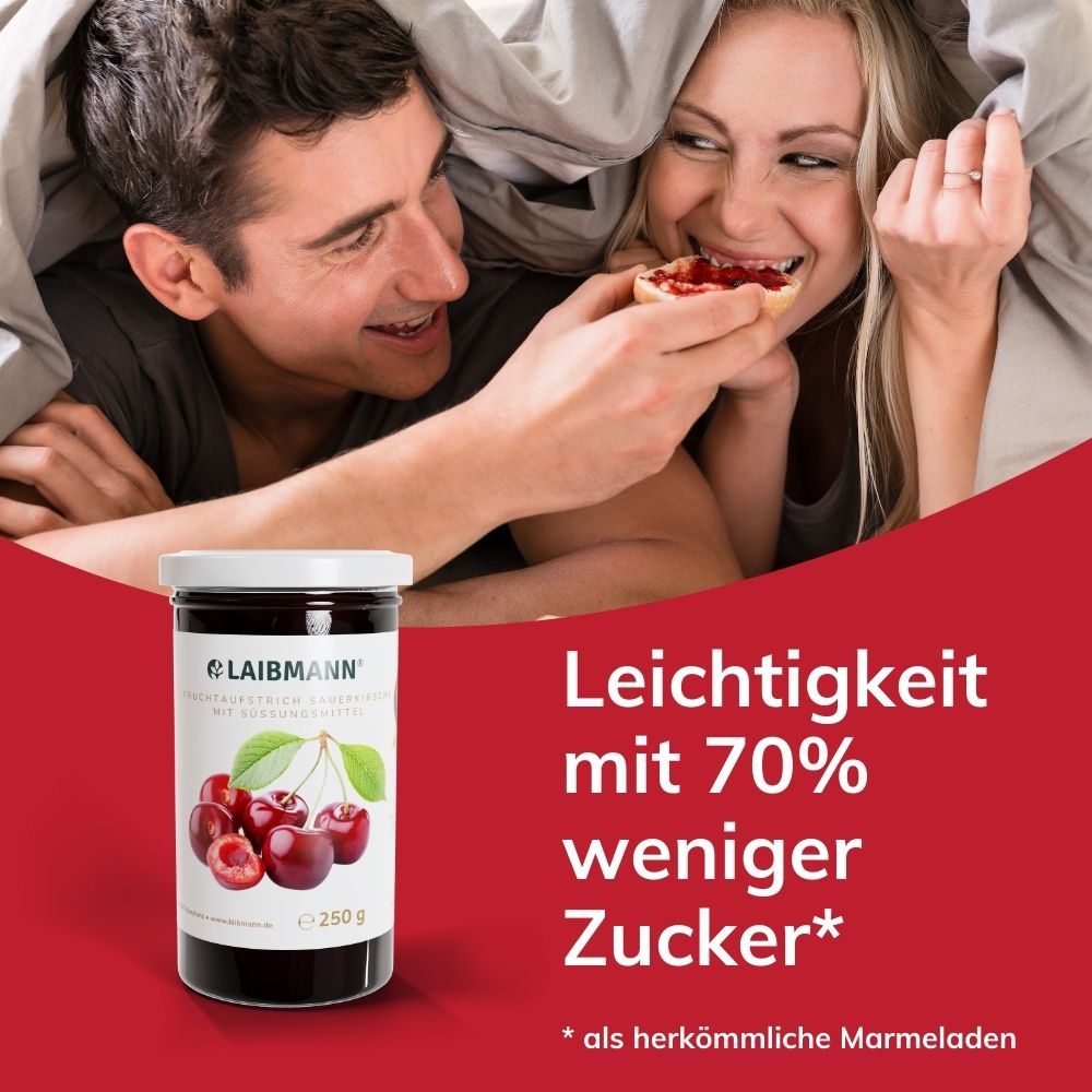 Paar im Bett. Glas mit Kirschmarmelade. Text: Leichtigkeit mit 70% weniger Zucker.
