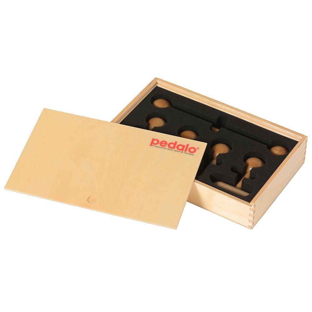 Holzkiste mit FaszienSticks. Deckel mit Logo. Innen: Sticks in Aussparungen. Holzfarben.