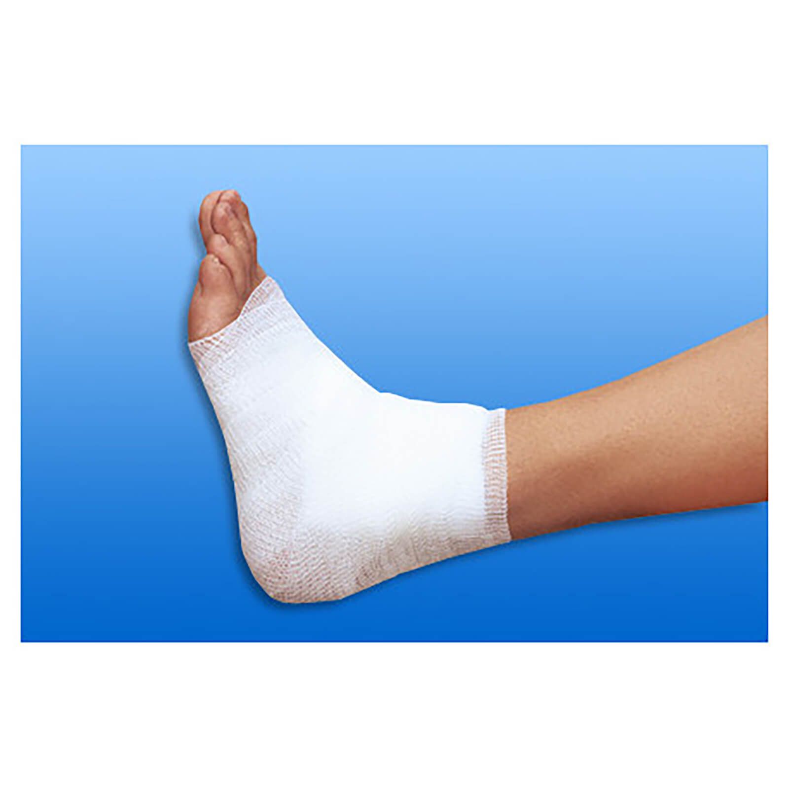 Fuß mit weißem Verband um Knöchel und Ferse gewickelt. Auf blauem Hintergrund.