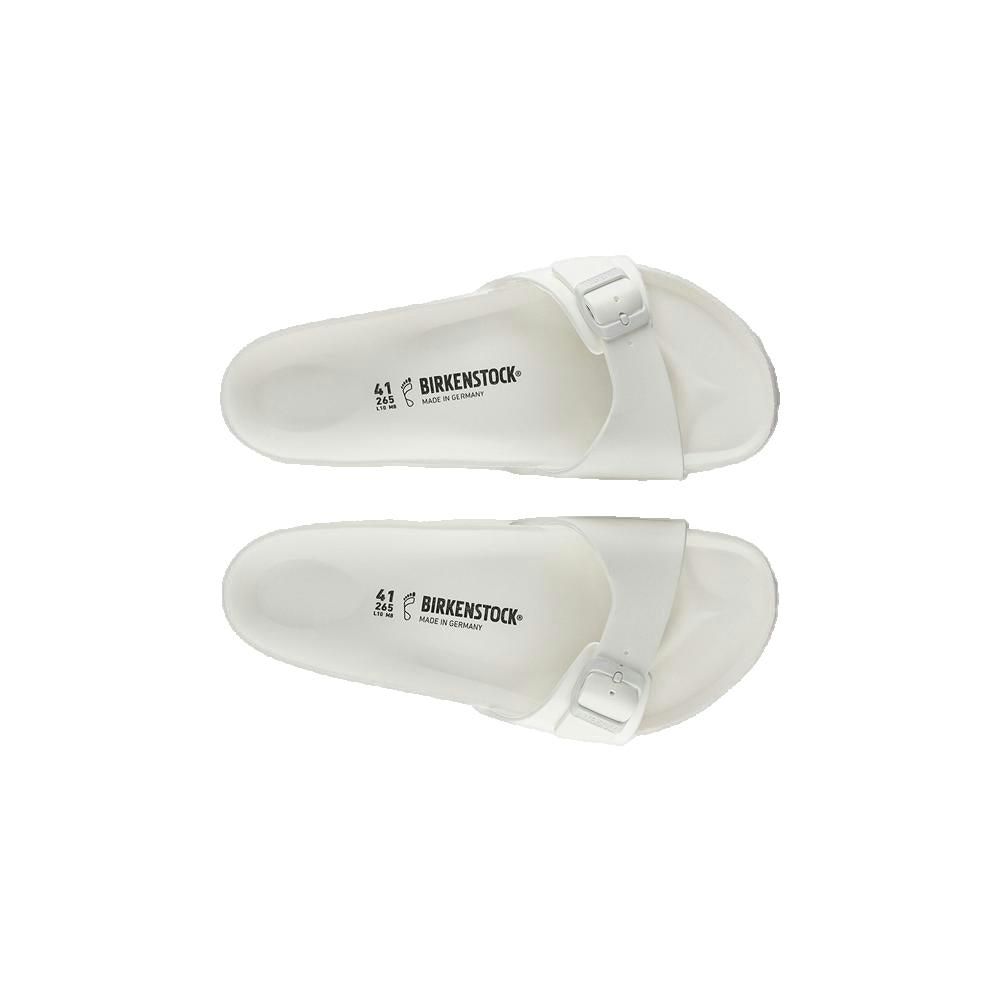 Due sandali bianchi dall'alto. Visibili: fibbie, suole, logo Birkenstock e taglie.