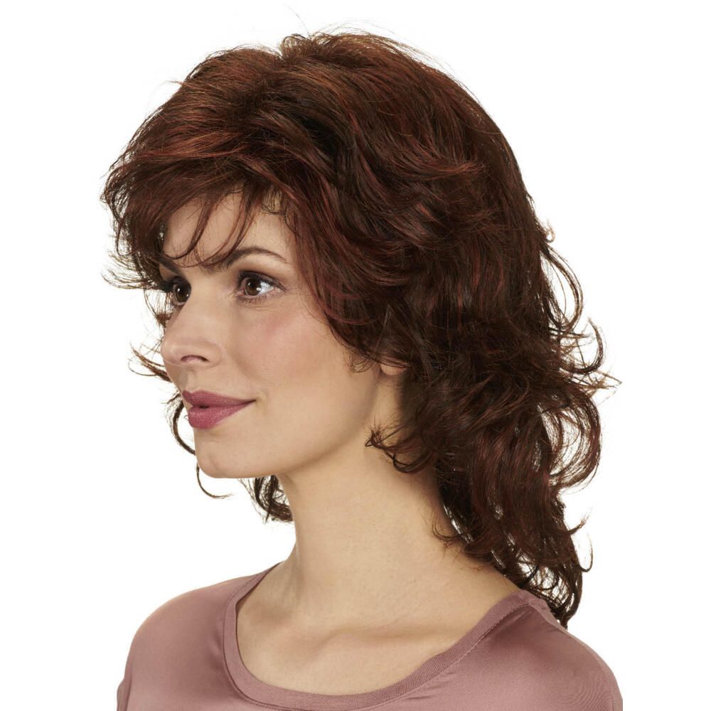 Rote, gewellte Perücke. Seitenansicht einer Frau mit Perücke. Mittellange, lockige Haare.