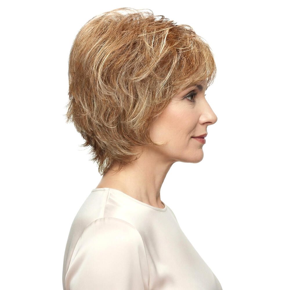 Perücke BRÜGGE von DELUXE. Blond-braune Kurzhaarfrisur. Frau mit Perücke, Seitenansicht.