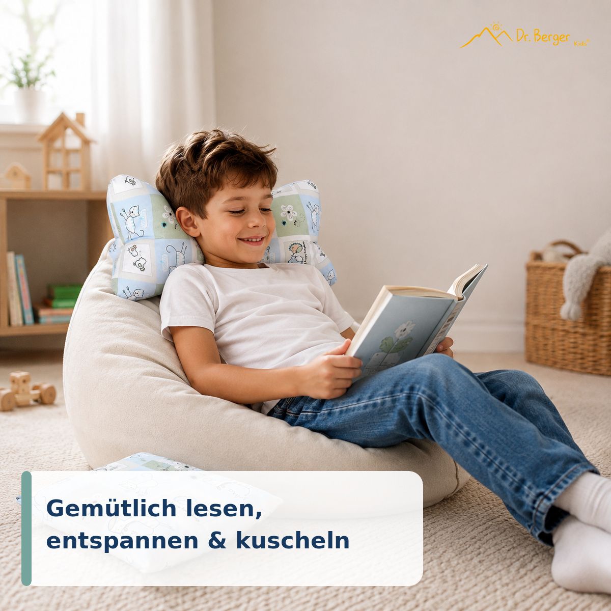 Junge liest mit Dr. Berger Kuschelkissen im Nacken auf einem Sitzsack.