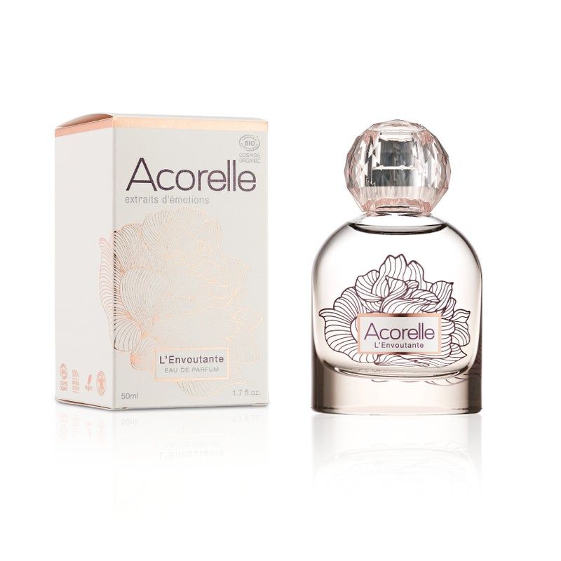 Parfümflasche und -verpackung. Aufschrift: Acorelle L'Envoutante Eau de Parfum. Blumendekor auf Flasche und Schachtel.