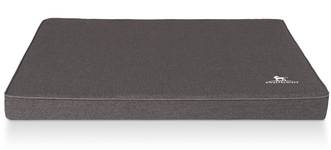Orthopädische Hundematte Nantucket, rechteckig, grau, mit weißem Logo. Einfassung mit hellem Zierband.