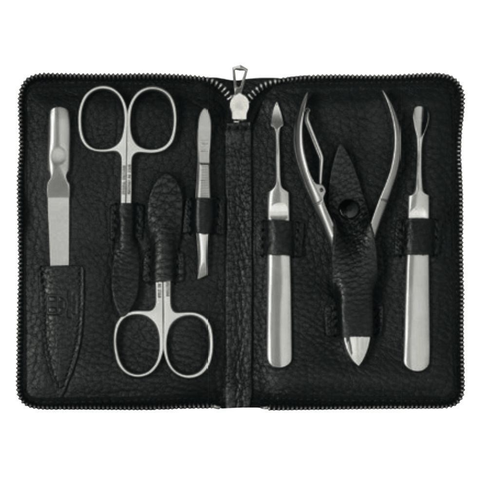 Schwarzes Etui mit sieben Maniküre- und Pediküre-Werkzeugen. Enthält Scheren, Feile, Pinzette und weitere Instrumente.