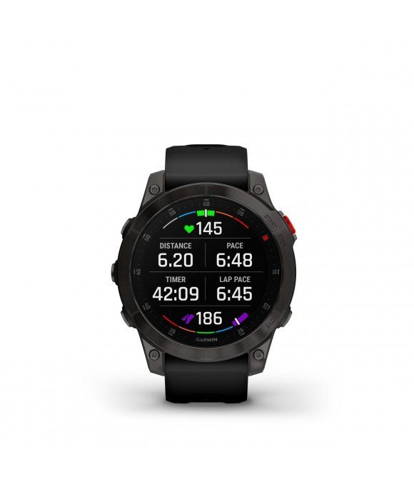 Schwarze Smartwatch mit digitalem Display. Zeigt Distanz, Tempo, Timer und Herzfrequenz an. Roter Knopf an der Seite.