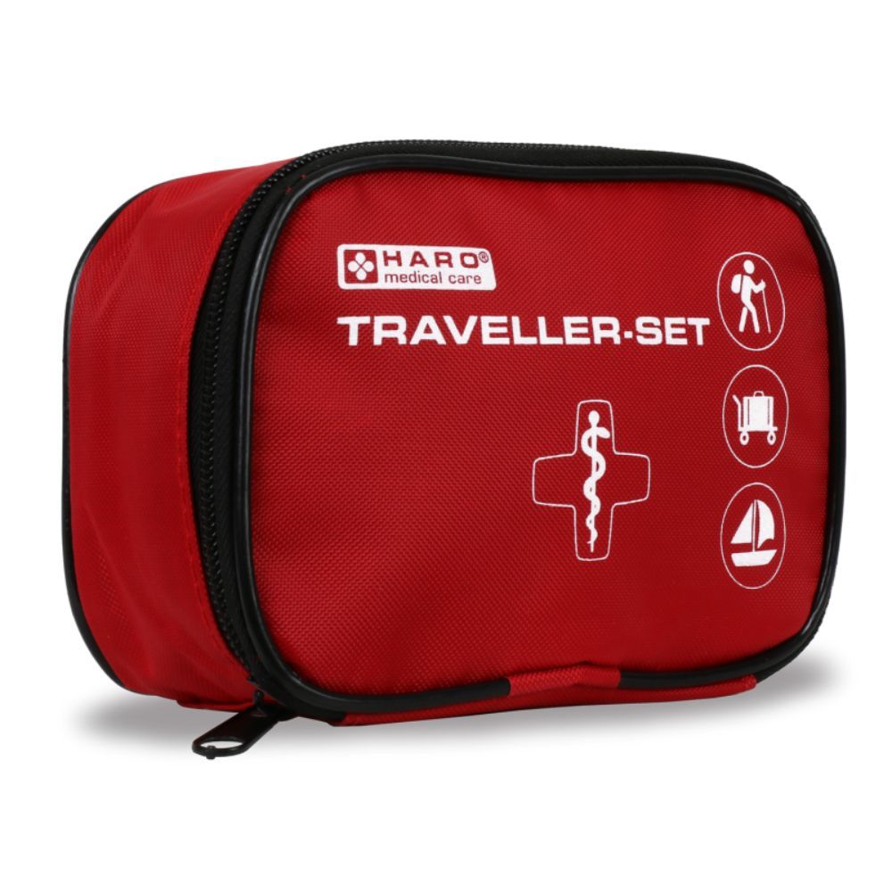 Trousse de premiers secours rouge avec fermeture éclair noire. Inscription : HARO medical care, Traveller-Set. Symboles : randonneur, valise, voilier.