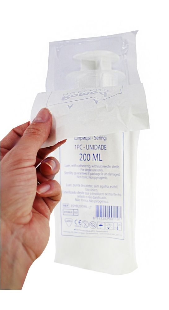 Verpackung einer Blasenspritze. Aufschrift: 200 ml. Einzeln verpackt. Steril. Mit Luer-Ansatz.