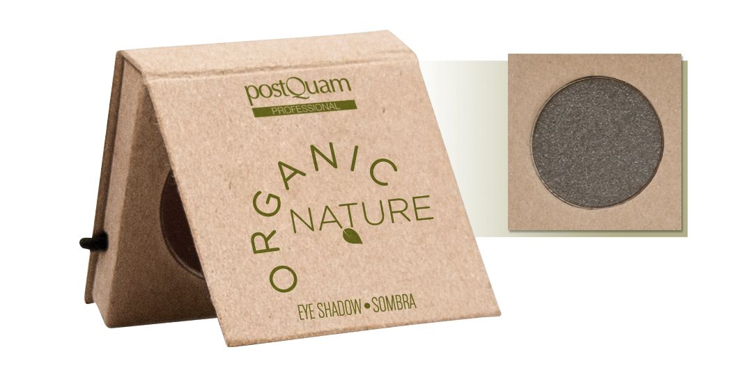 Braune Pappverpackung mit rundem Lidschatten. Text: Postquam, Organic Nature, Eyeshadow Sombra. Grüner Schriftzug.