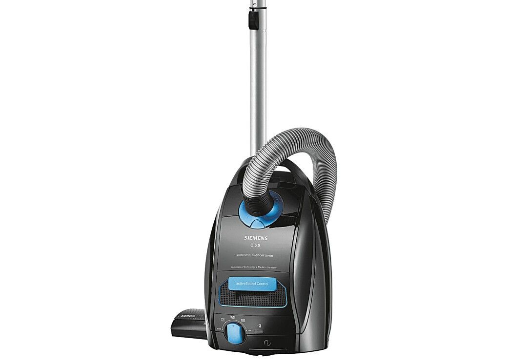 Schwarzer Siemens VSQ 5X1230 Staubsauger. Blaue Details. Teleskoprohr und Schlauch.