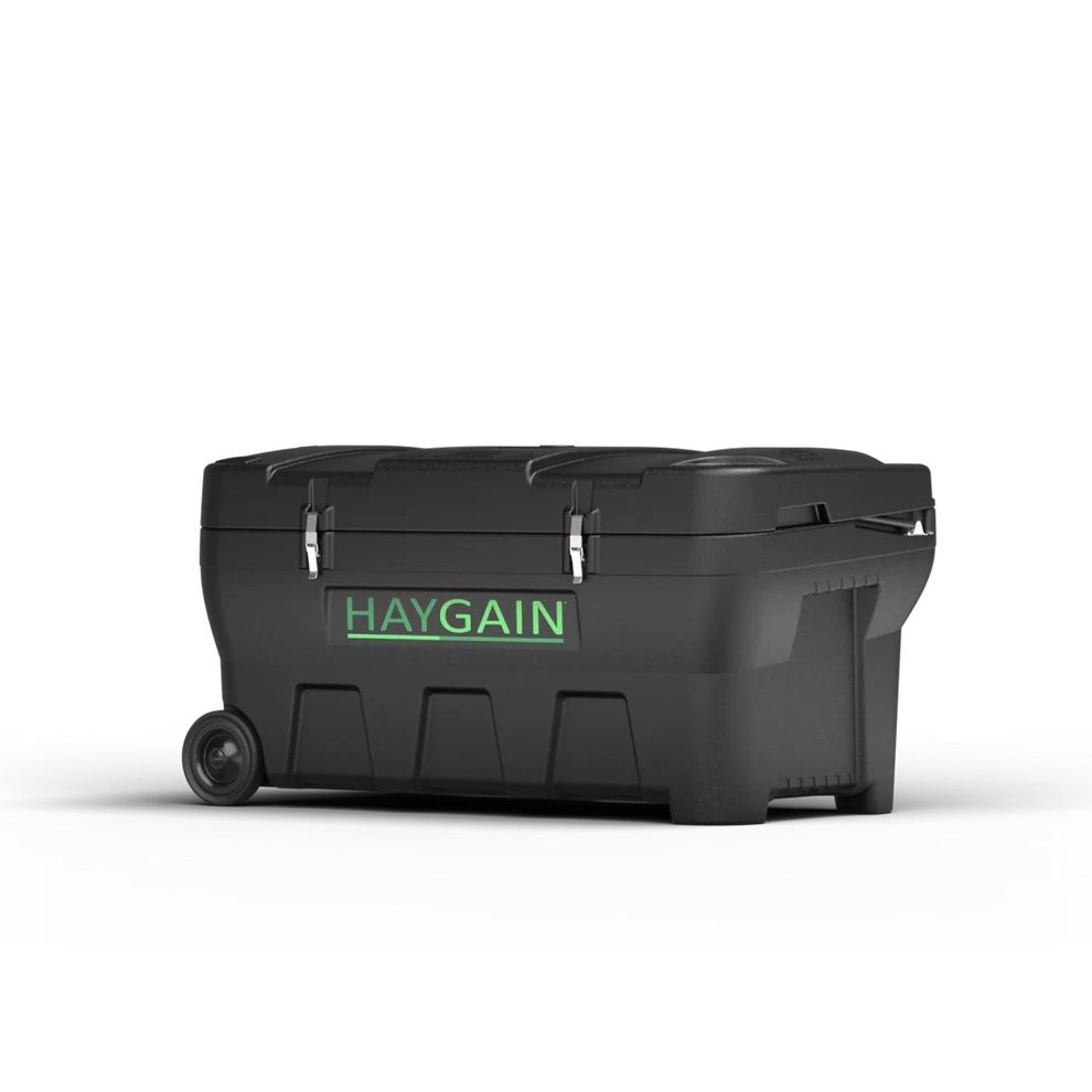Geschlossener schwarzer Behälter mit Rädern. HAYGAIN-Logo. Seitenansicht.