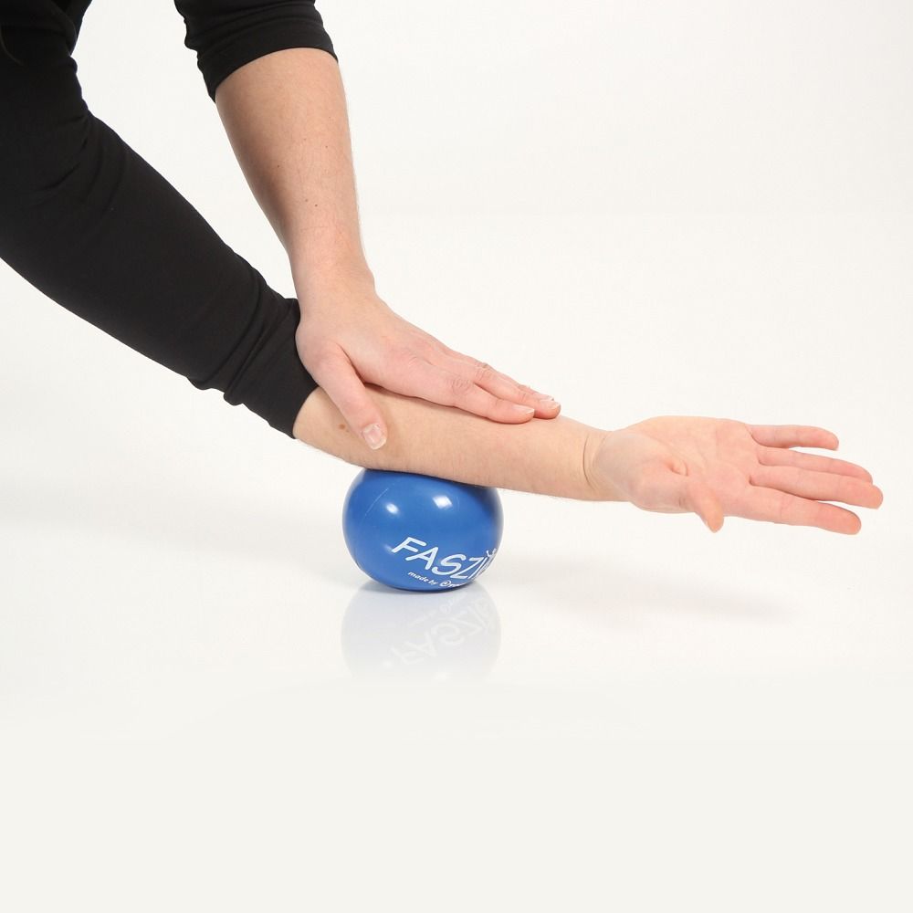 Faszio Ball Allround blau unter dem Unterarm einer Person.