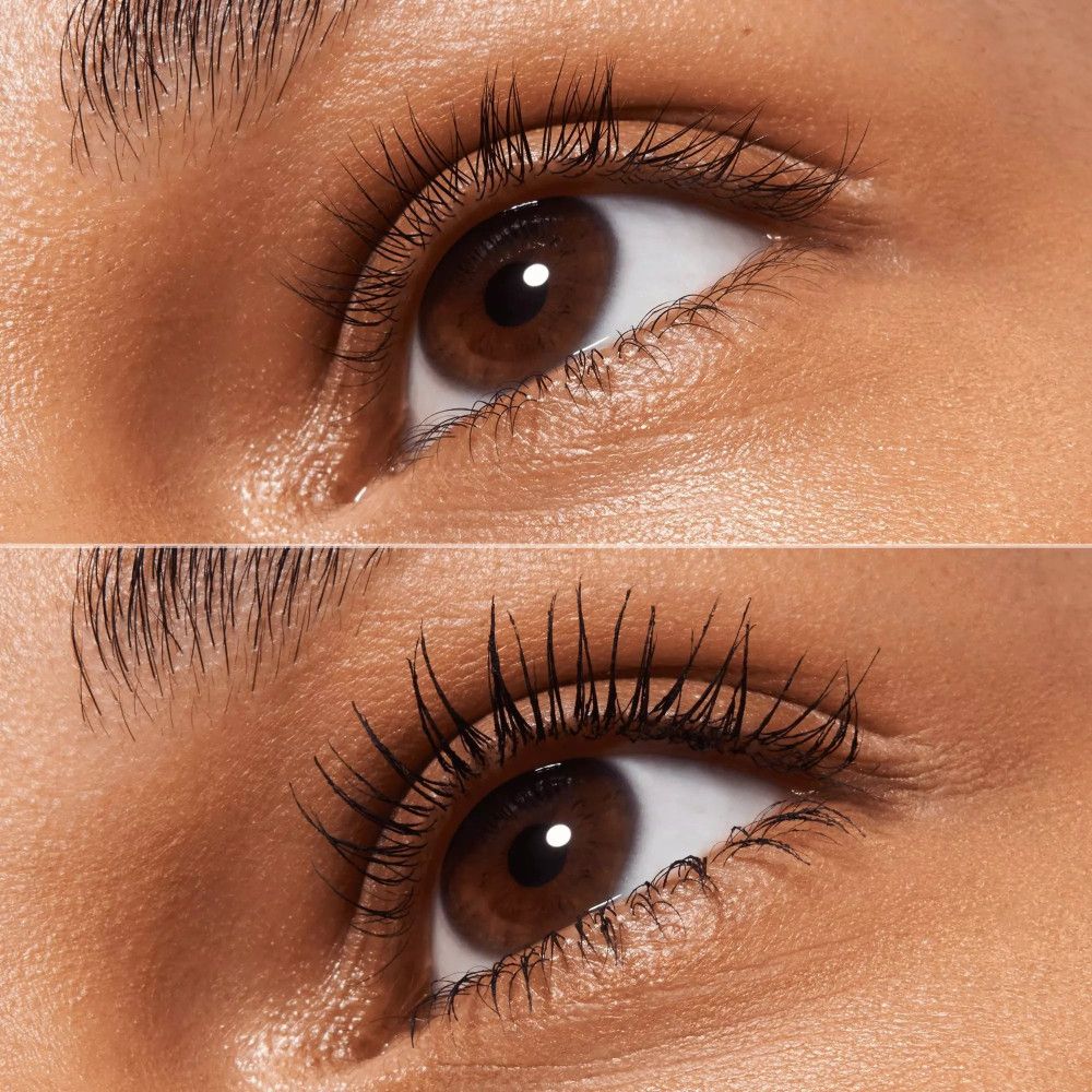 Augenpartie mit Wimpern. Oben: ungeschminkt. Unten: geschminkt. Braune Augen.