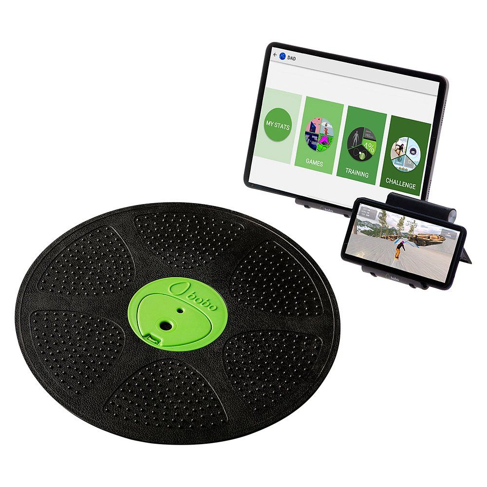 Balance Board mit Tablet und Smartphone. Board schwarz mit grünem Logo. Tablet zeigt App-Oberfläche.