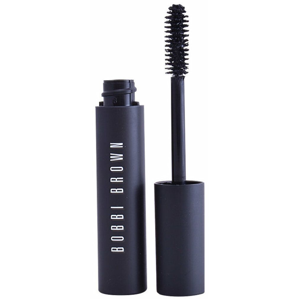 Schwarze Mascara mit Bürste. Schwarze Hülse mit weißem Schriftzug BOBBI BROWN. Geöffnete Kappe und Bürste.