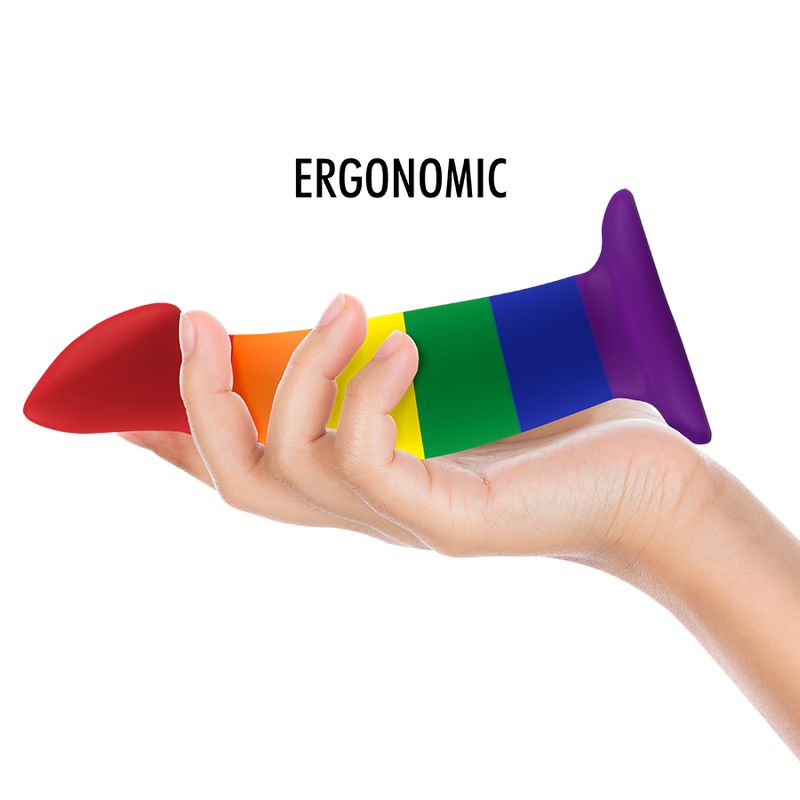 Regenbogenfarbener Dildo in einer Hand gehalten. Ergonomisches Design.