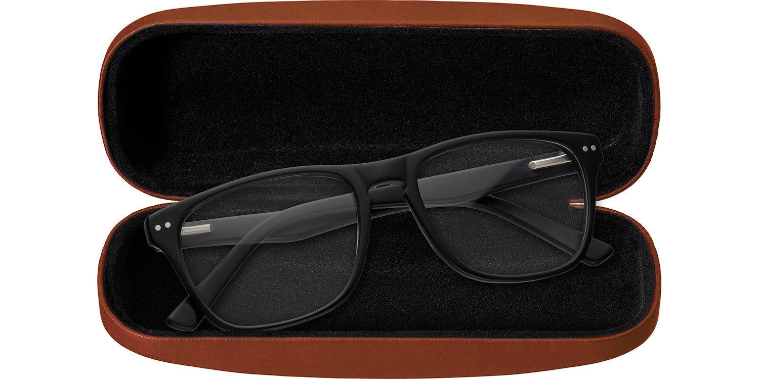 Geöffnetes, braunes Hartschalenetui mit Brille. Schwarze Brille im Etui. Innenfutter schwarz.